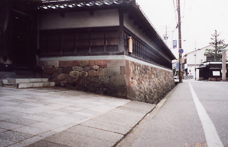 金沢観光案内（承証寺の土塀）土塀の残る街、金沢