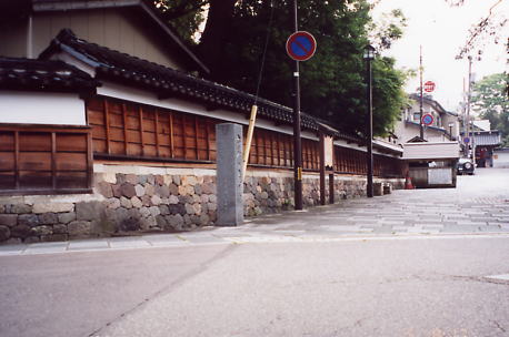 六斗の広見と国泰寺の土塀(土塀の残る街、金沢)