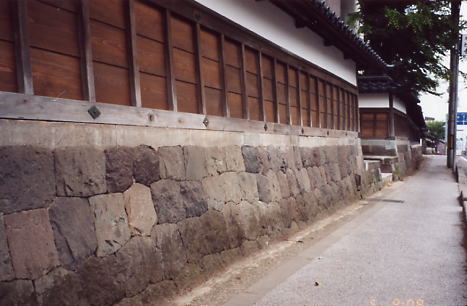 金沢観光（本性寺の土塀）土塀の残る街、金沢