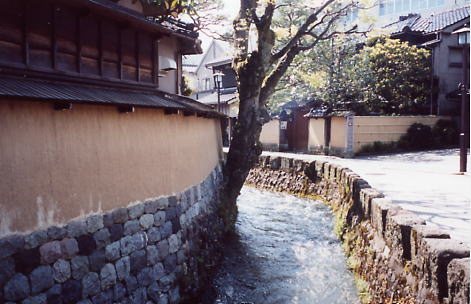 金沢観光（用水を庭に引き入れている様子）土塀の残る街、金沢（1）