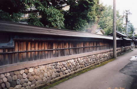 金沢観光(出羽町に残る藩士邸の土塀)