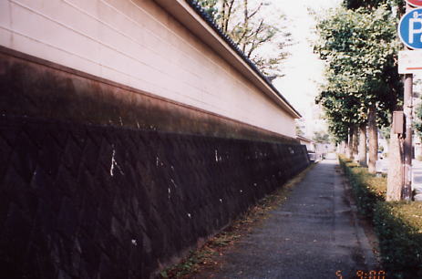 金沢観光(東本願寺別院の土塀)